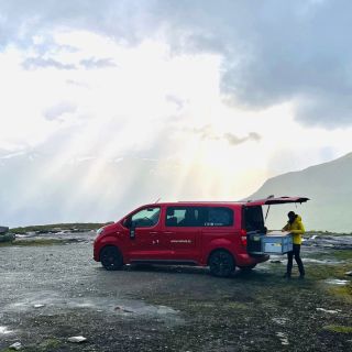 Co by vám nemělo chybět ve výbavě na cestách? Inspirujte se v našem článku Co si sbalit na spaní v autě? Průvodce výbavou...