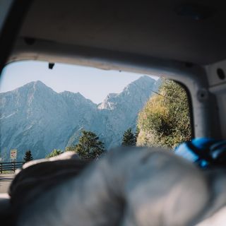 Zastavit na super místě, rozestlat peřiny a spát. Je to jednoduché, ale trochu přípravy taky neuškodí. Jak připravit auto...