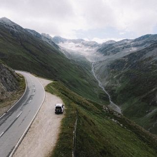 Od ledovcových vrcholů po sluncem zalité pláže. Po nekonečných silnicích. Cesta je naše vášeň. Každý kilometr nese nové...